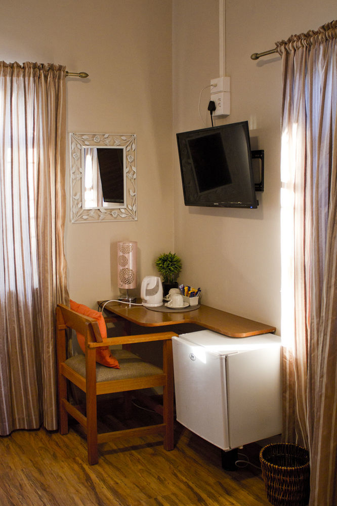 Omaruru Guesthouse Экстерьер фото